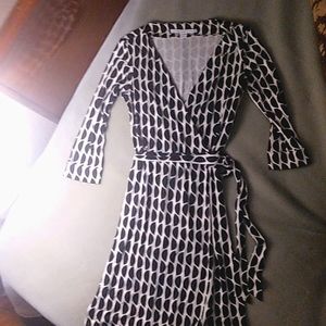Diane von Furstenberg size 2 black and white silk wrap dress